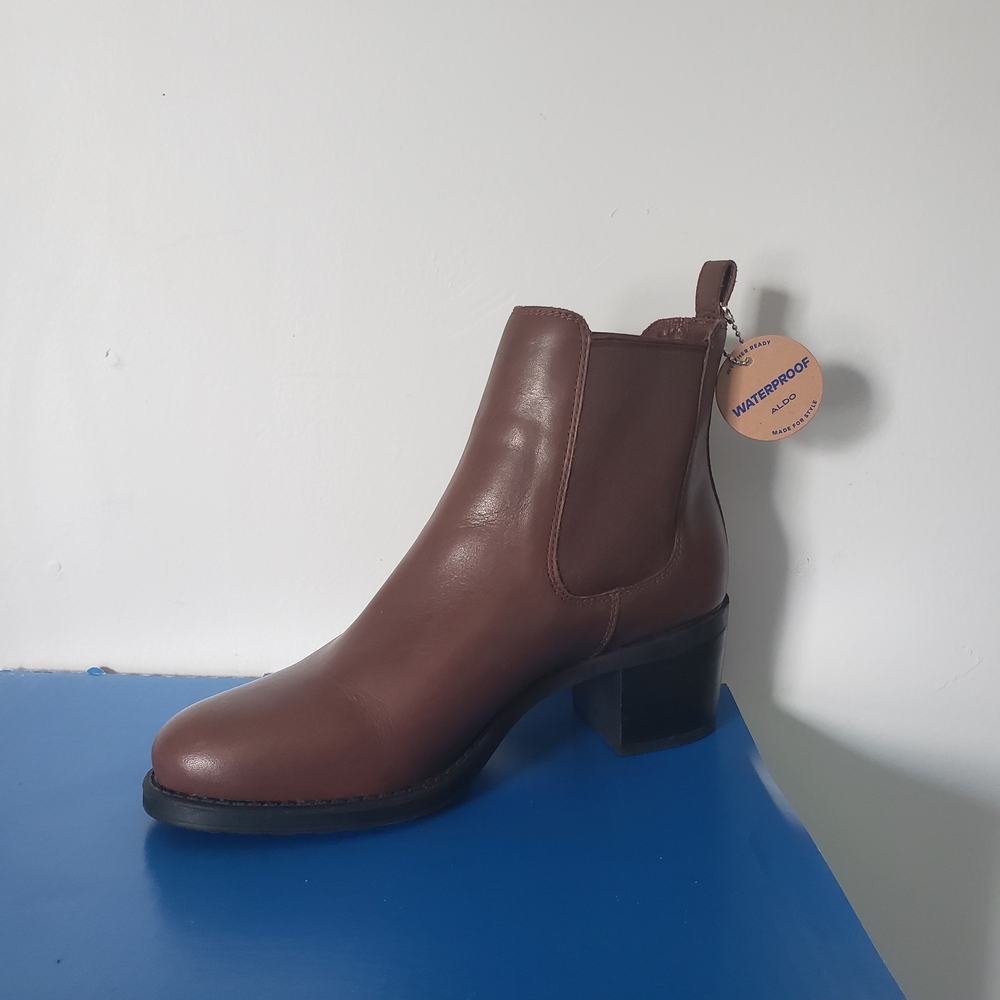 Brand new Chocolate Brown Waterproof Leather Slip on Chelsea boot 10us Spring/FW